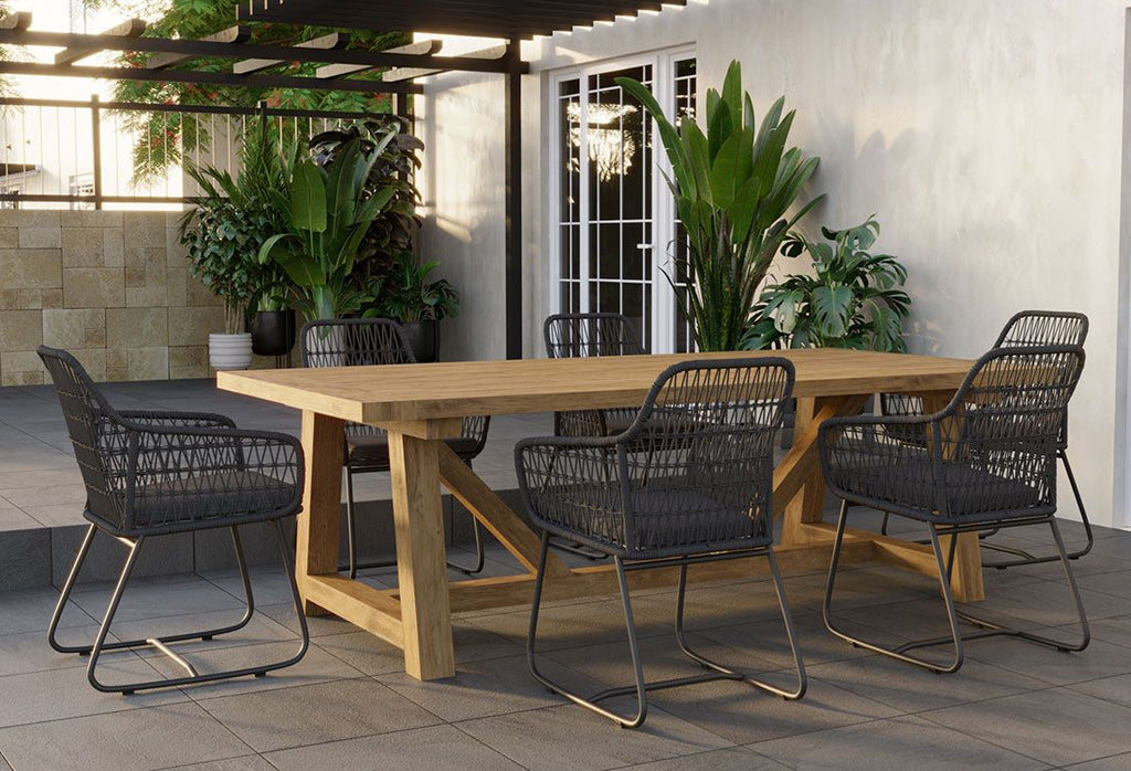 Oversiktsbilde av Hagebord Marbella 240x110cm resirkulert teak - OUTLIV i hage
