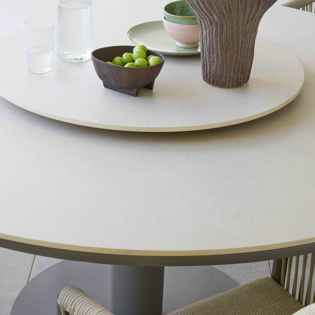 Hagebord Melville low dining Ø160 cm aluminium/keramikk nærbilde aluminiumstellet