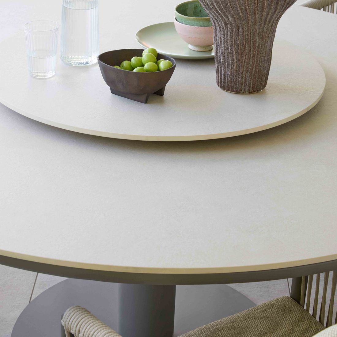 Hagebord Melville low dining Ø160 cm aluminium/keramikk nærbilde aluminiumstellet