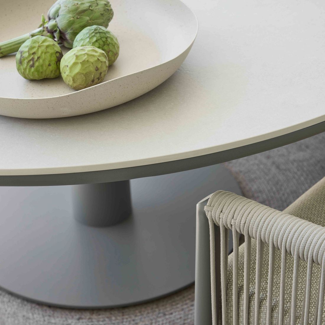 Hagebord Melville low dining Ø160 cm aluminium/keramikk ben og understelldetalj