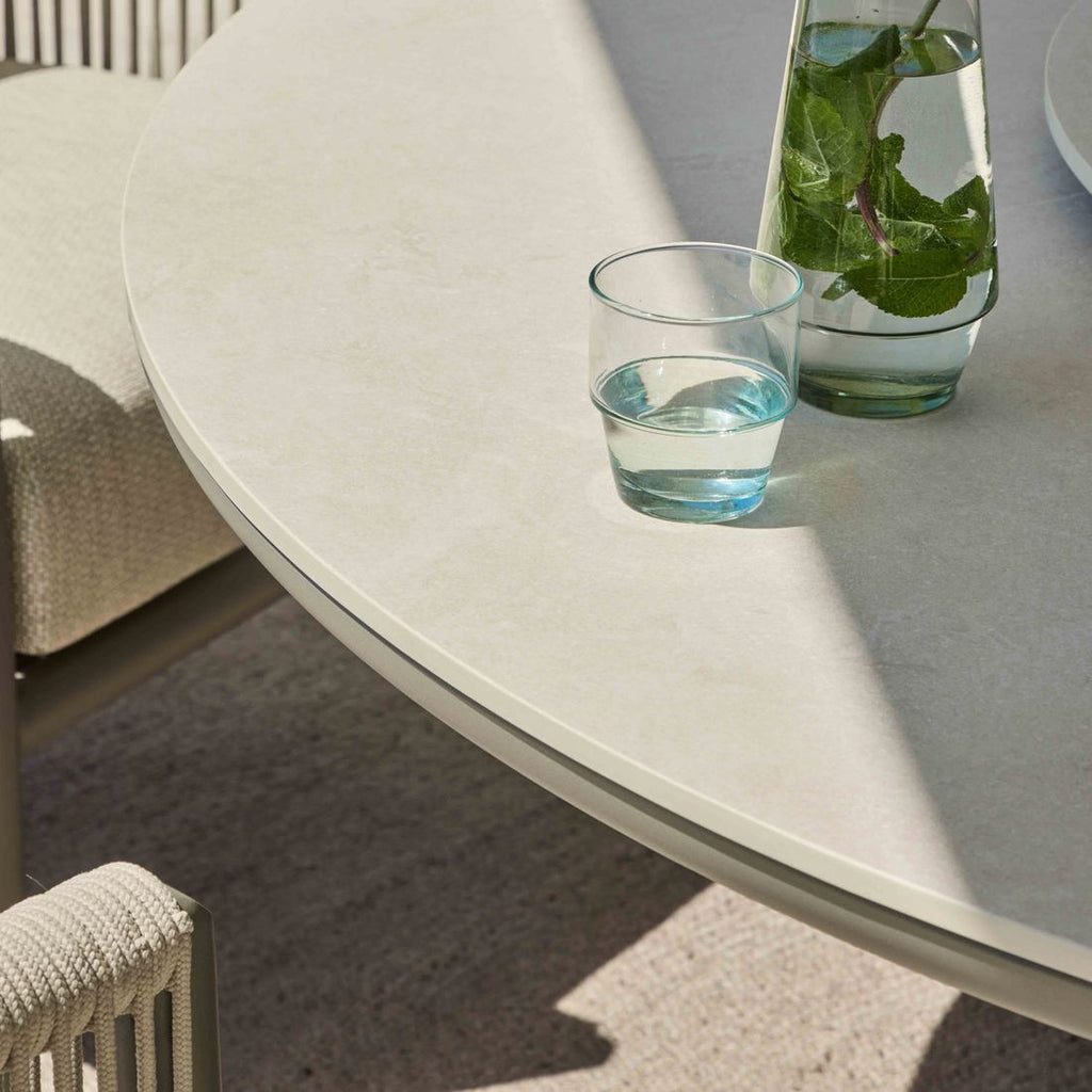 Hagebord Melville low dining Ø160 cm aluminium/keramikk utsikt i uterom