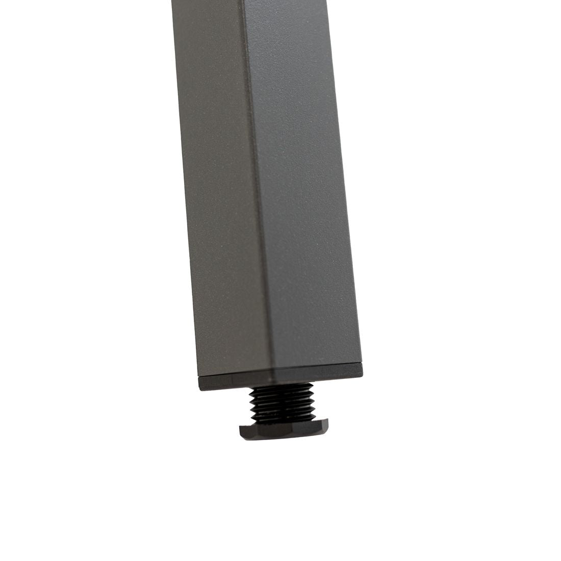 Hagebord Mia 140x80 cm aluminium Dekton montert på terrasse