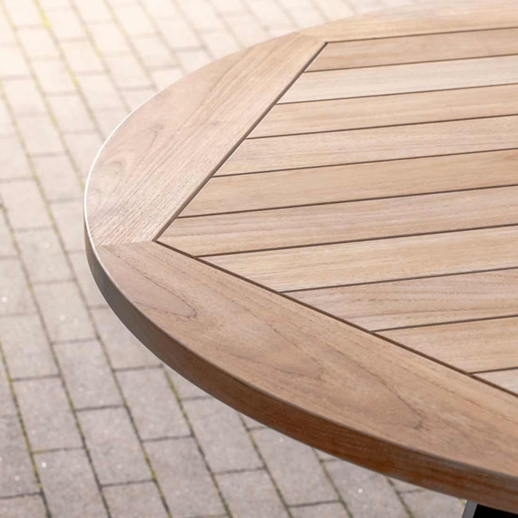 Detalj av teakplate på Hagebord Milan Ø125cm aluminium/teak