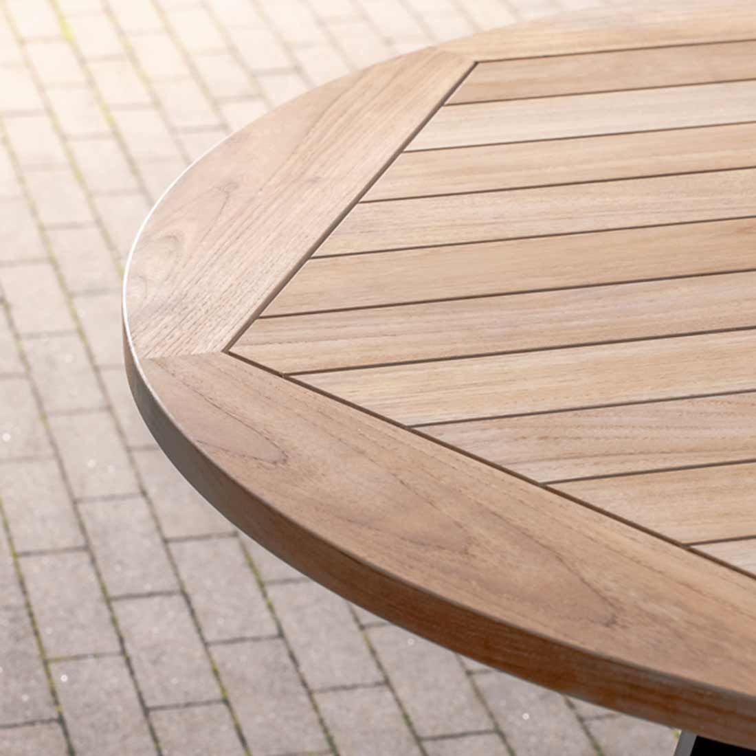 Detalj av teakplate på Hagebord Milan Ø125cm aluminium/teak