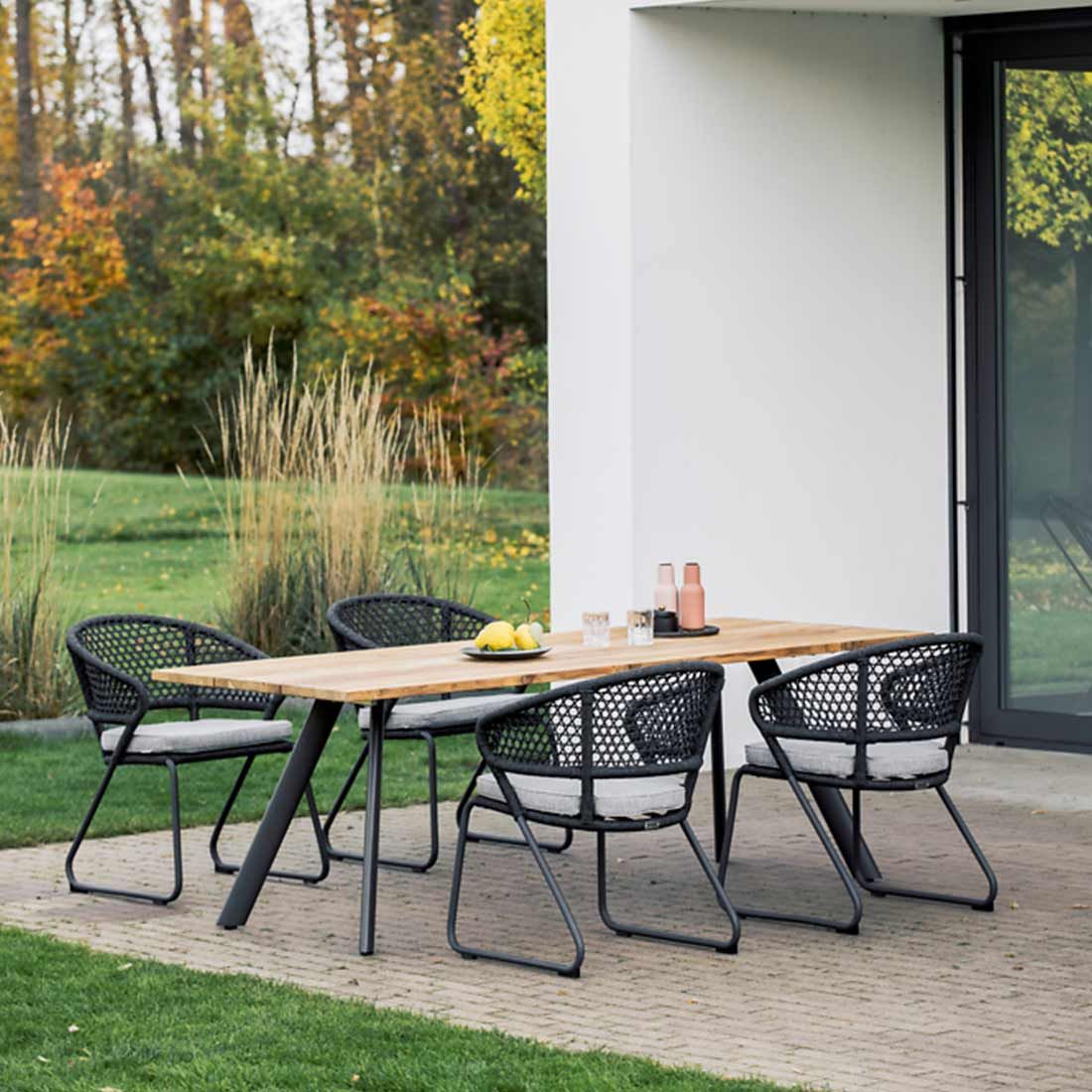 Montert Hagebord Noah 200x95 cm aluminium/teak i hage