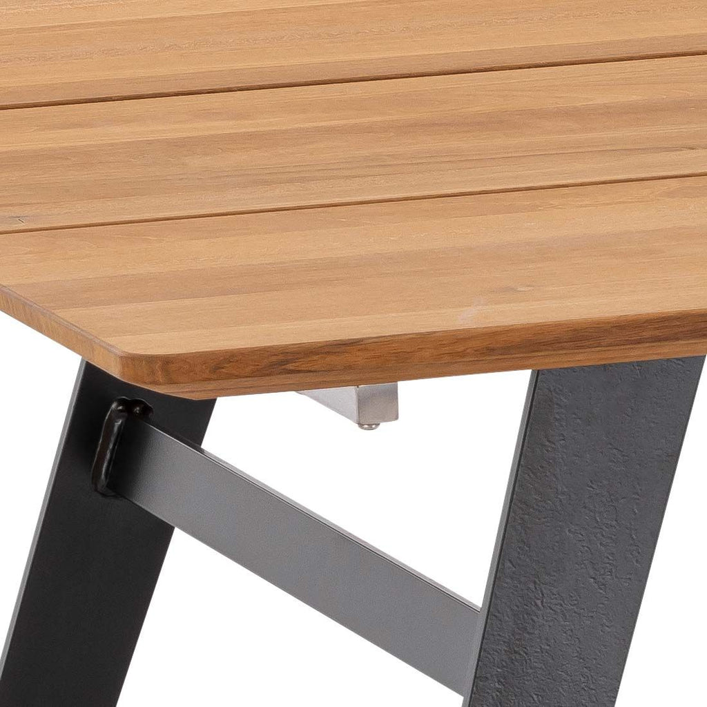 Detalj av teak bordplate på Hagebord Portugal 160x95 cm stål/teak