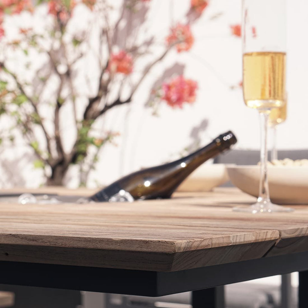 Detaljbilde av bordplate i resirkulert teak på Hagebord Quadux