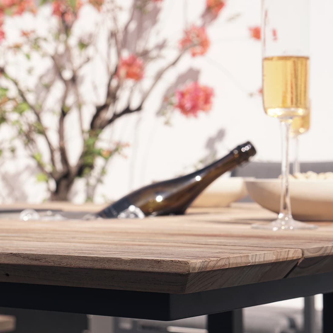 Detaljbilde av bordplate i resirkulert teak på Hagebord Quadux