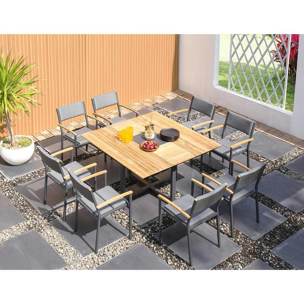 Montert Hagebord Quadux aluminium/resirkulert teak på terrasse