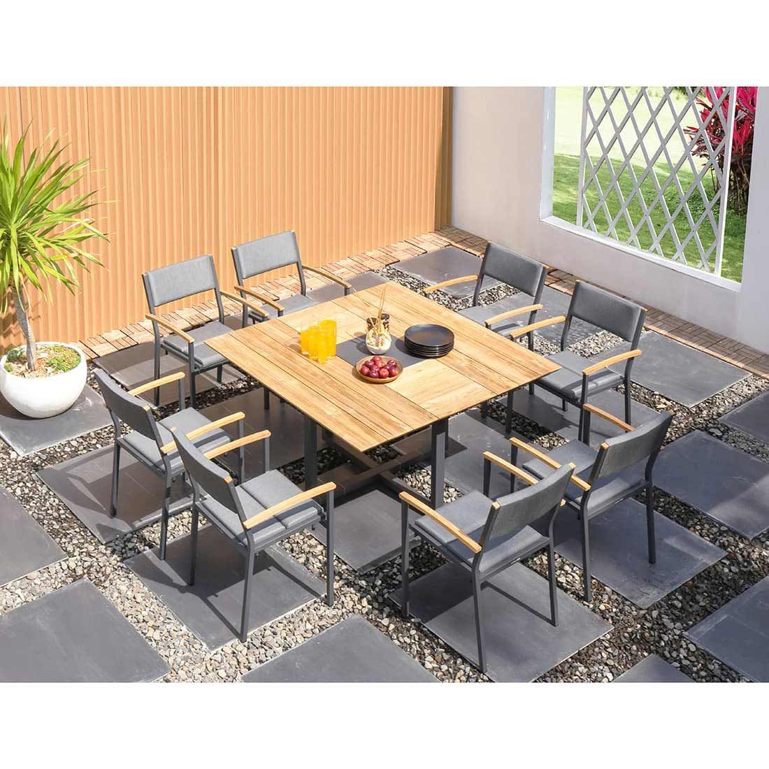 Montert Hagebord Quadux aluminium/resirkulert teak på terrasse