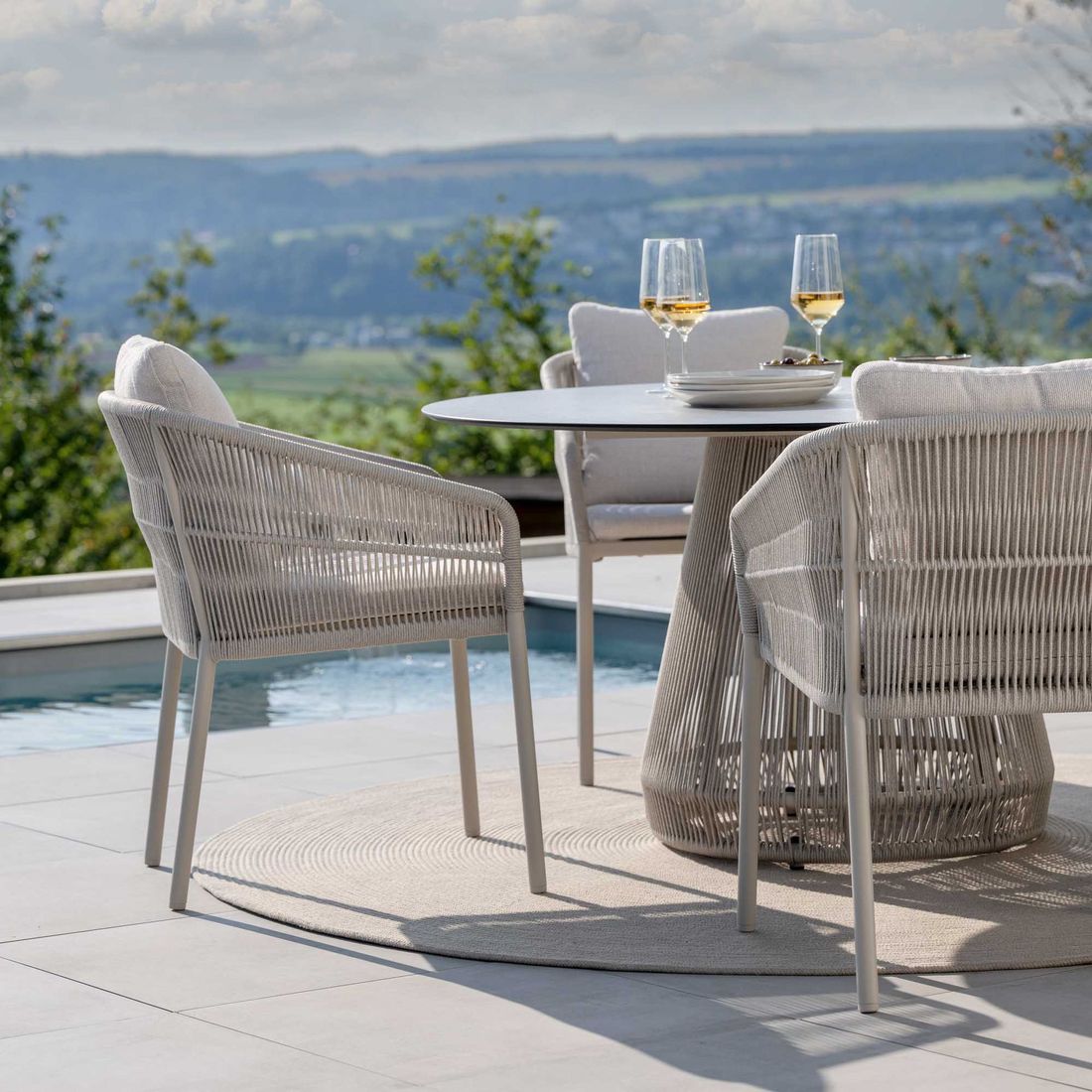 Nærbilde av aluminiumsramme på Hagebord Rhoda Ø134cm aluminium tau Silverstar 2 0