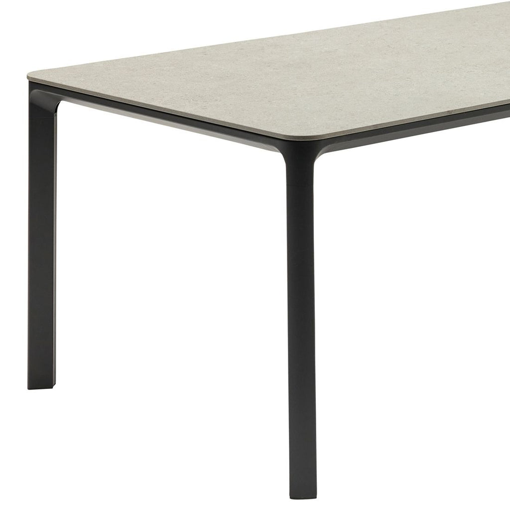 Hagebord Stilo 160x90 cm aluminium/sinterstein montert i hage