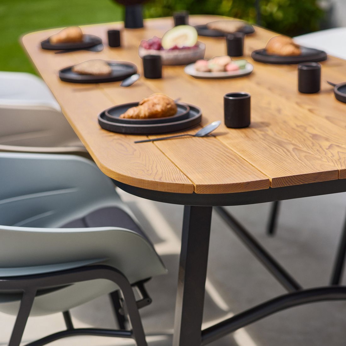 Montert Hagebord Tubb aluminium/teak 240x100 cm - Hartman på terrasse