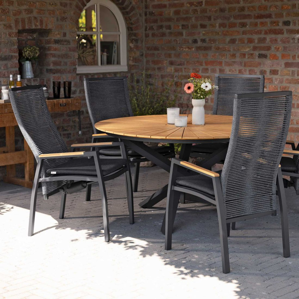 Hagebord Unicamo Ø120 cm aluminium/teak - LC Garden i bruk på uteplass