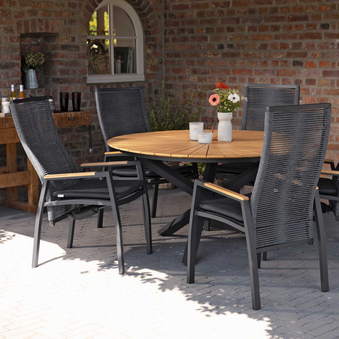 Hagebord Unicamo Ø120 cm aluminium/teak - LC Garden i bruk på uteplass