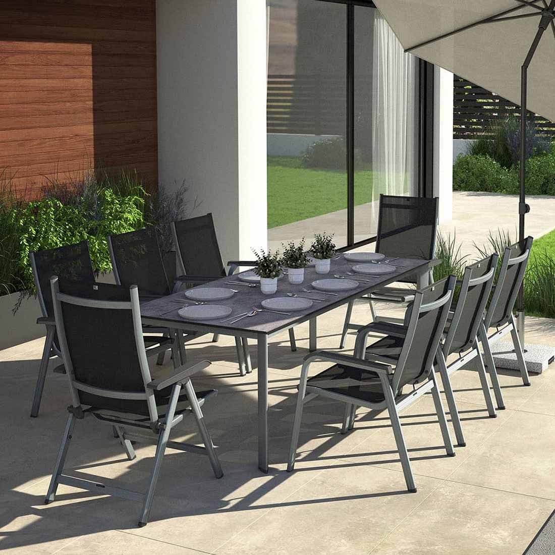 Hagemøbelsett Basic Plus 8 plasser aluminium textilen montert på terrasse