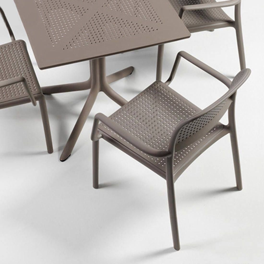 Montert Hagemøbelsett Bora 2 plasser, plast 80x80 cm taupe på terrasse