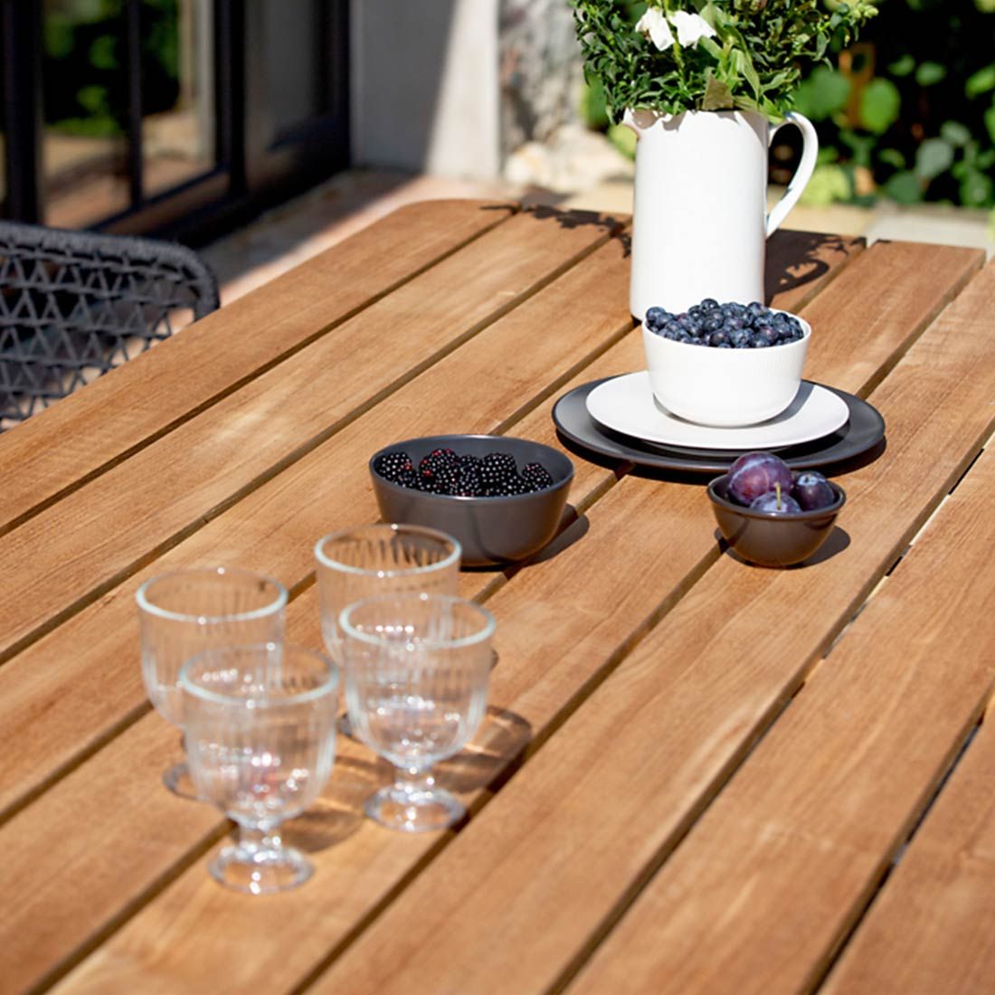 Montert Hagemøbelsett Kubu 6 plasser teak og aluminium på terrasse