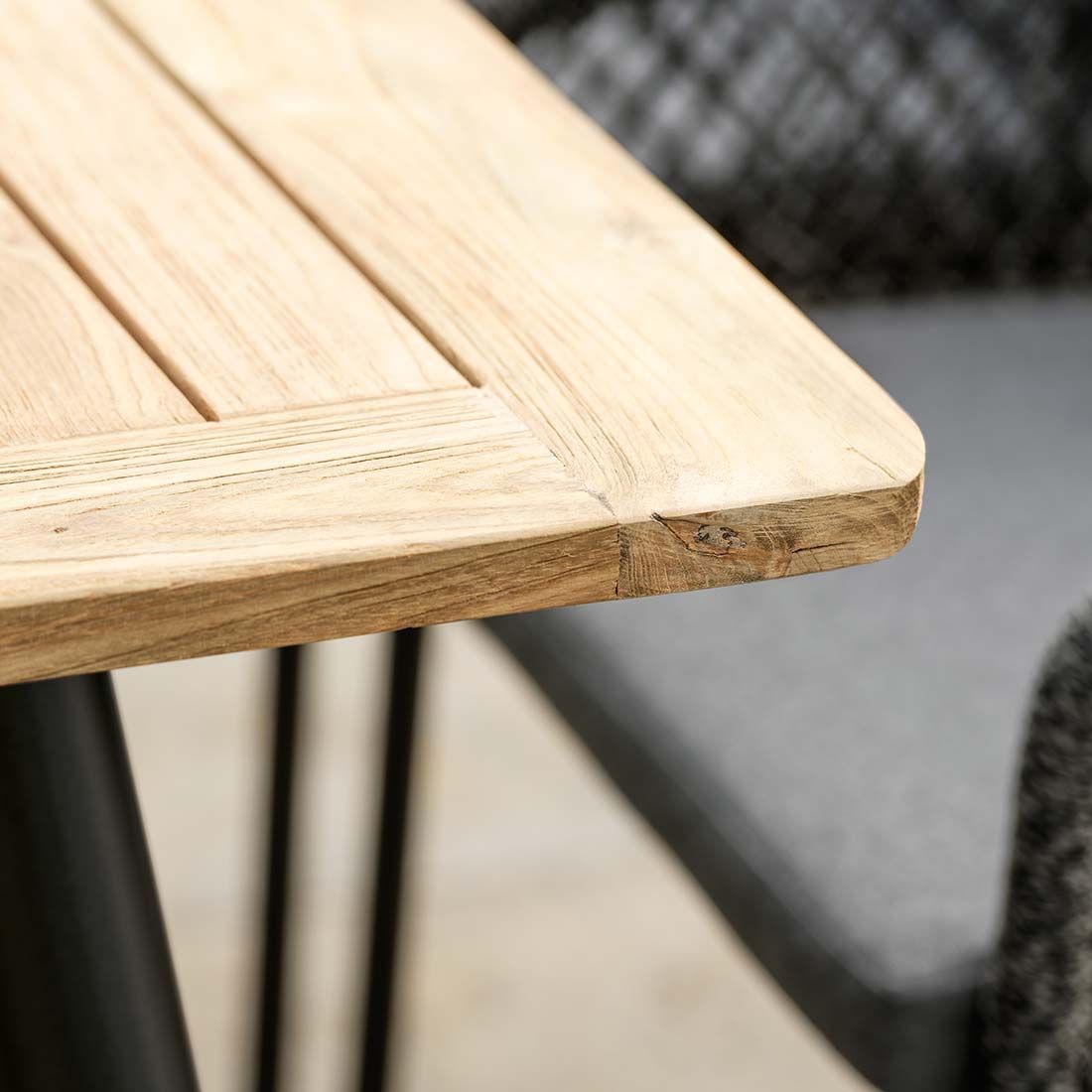 Hagemøbelsett Odea 4 plasser, teak og aluminium montert på terrasse
