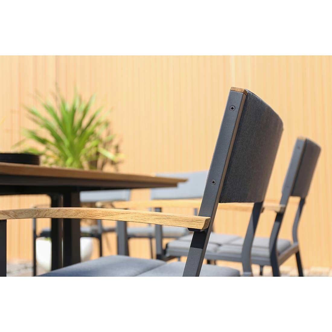 Hagemøbelsett Quadux 8 plasser, aluminium teak 140x140 cm - Zebra montert i hage
