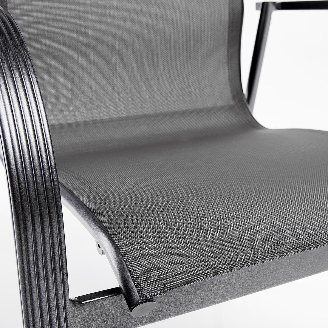 Sidevisning av stabelbare stoler i Hagemøbelsett Tampa 6 plasser aluminium 220x100 cm - Kettler/OUTLIV
