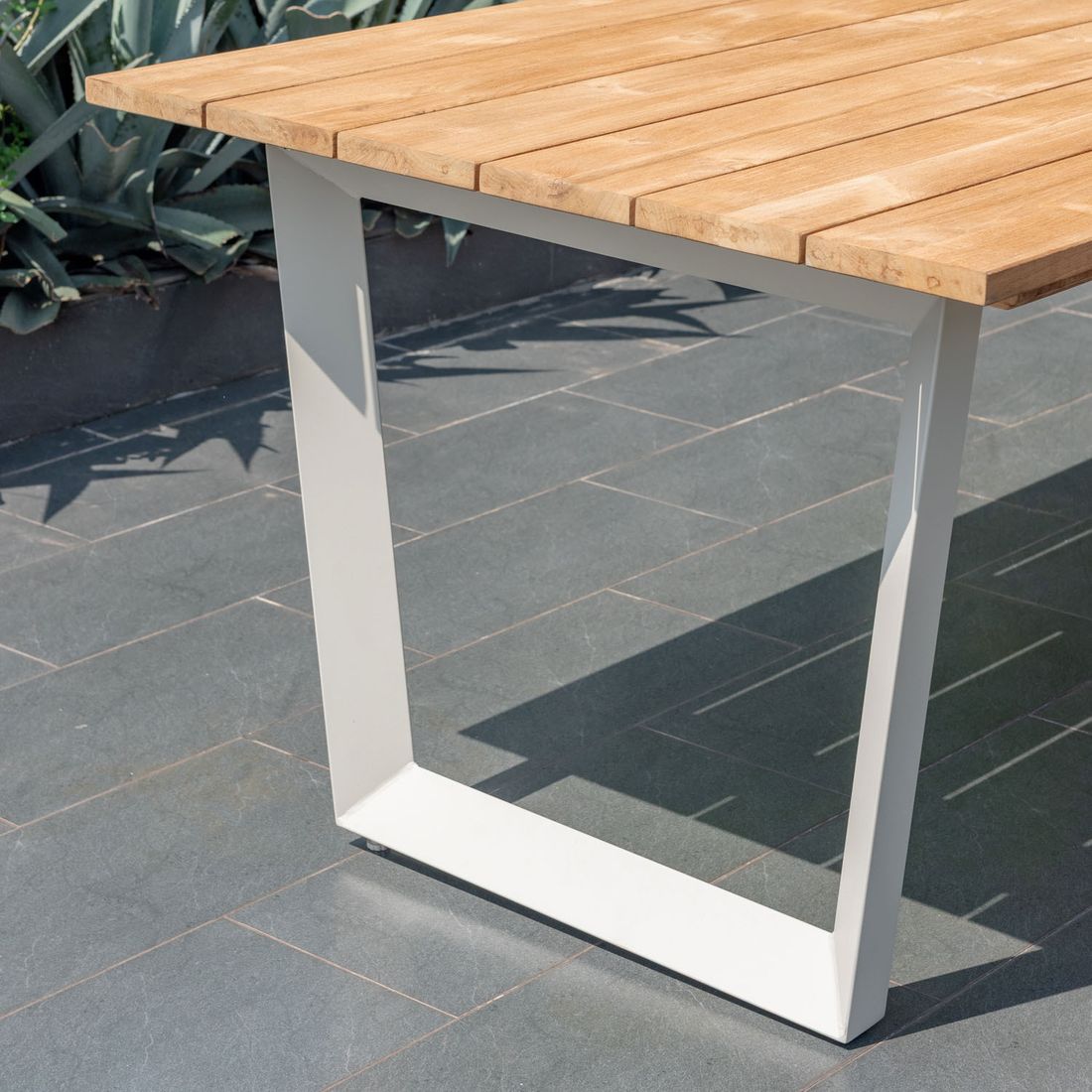 Hagemøbelsett Urbanite 6 plasser aluminium/teak på terrasse