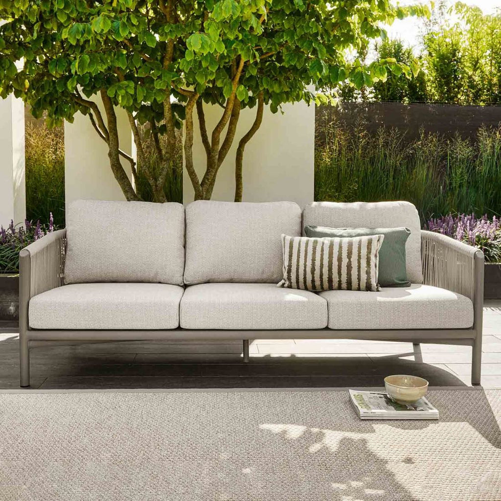 Detalj av Bee Wett stoff på Hagesofa Bora Bora aluminium tau