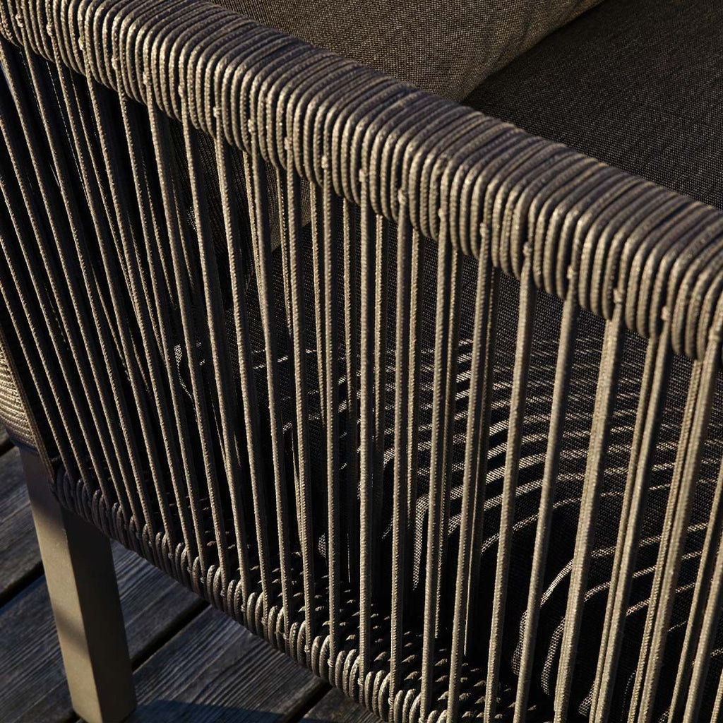 Nærbilde av aluminiumsramme på Hagesofa Club aluminium tau 171 cm antrasitt