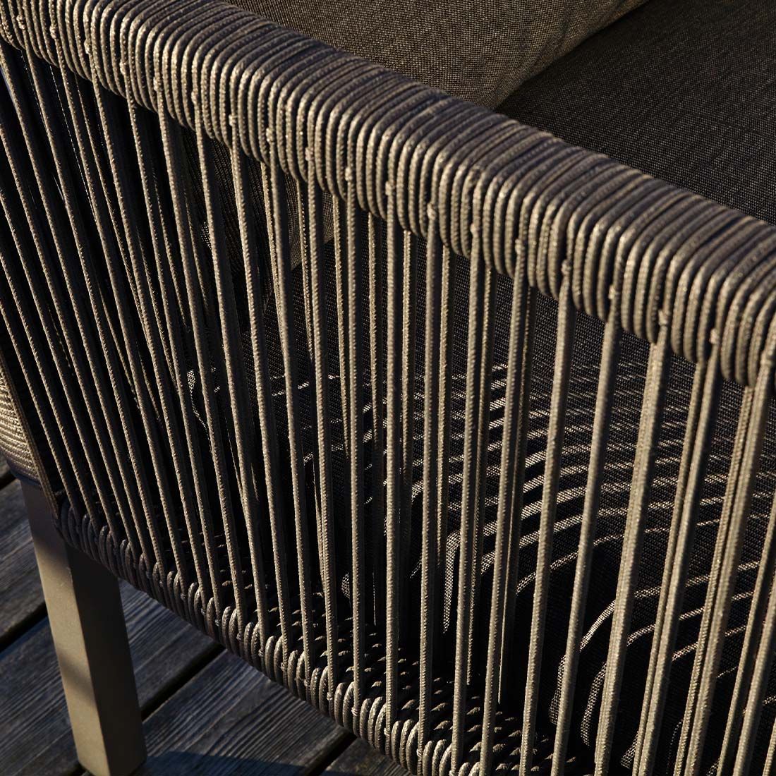 Nærbilde av aluminiumsramme på Hagesofa Club aluminium tau 171 cm antrasitt