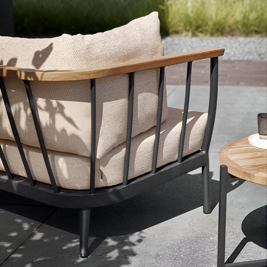 Detalj av aluminiumsramme på Hagesofa Condor aluminium 150 cm Apple Bee