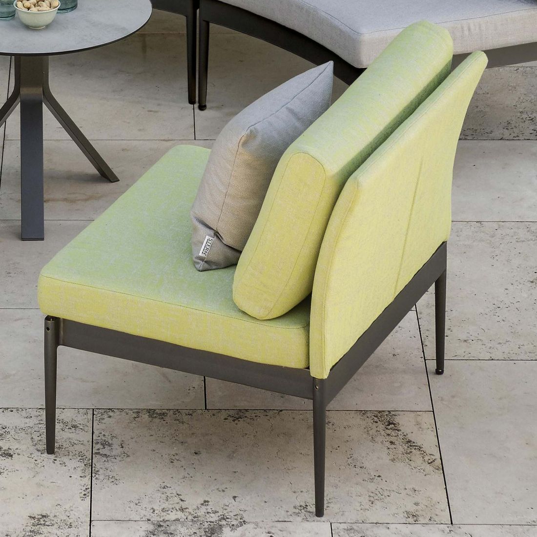 Hagesofa Ildigo aluminium/utestoff 250 cm i hage