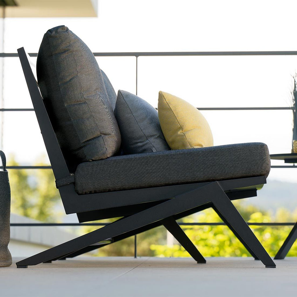 Montert Hagesofa Jackie aluminium/polyakryl 145 cm svart i uteområde