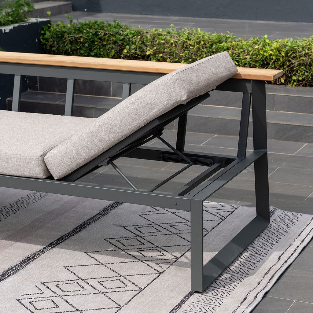 Hagesofa Jimmy aluminium/olefin 200 cm montert på terrasse
