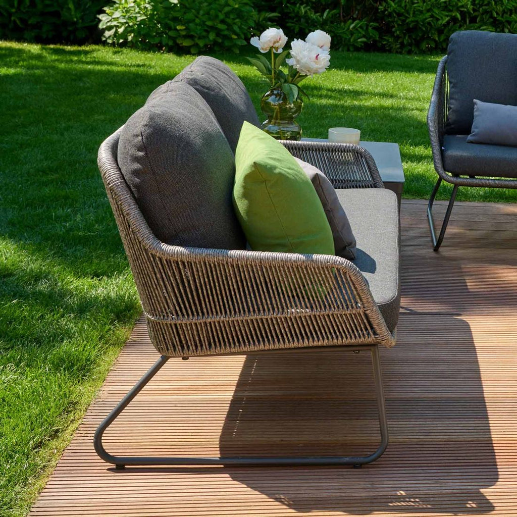 Detalj av flettverk på Hagesofa Kansas aluminium/flettverk 145 cm