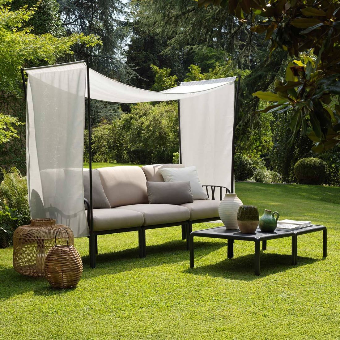 Detalj av stoffet Sunbrella på Hagesofa Komodo med solskjerm plast/Sunbrella