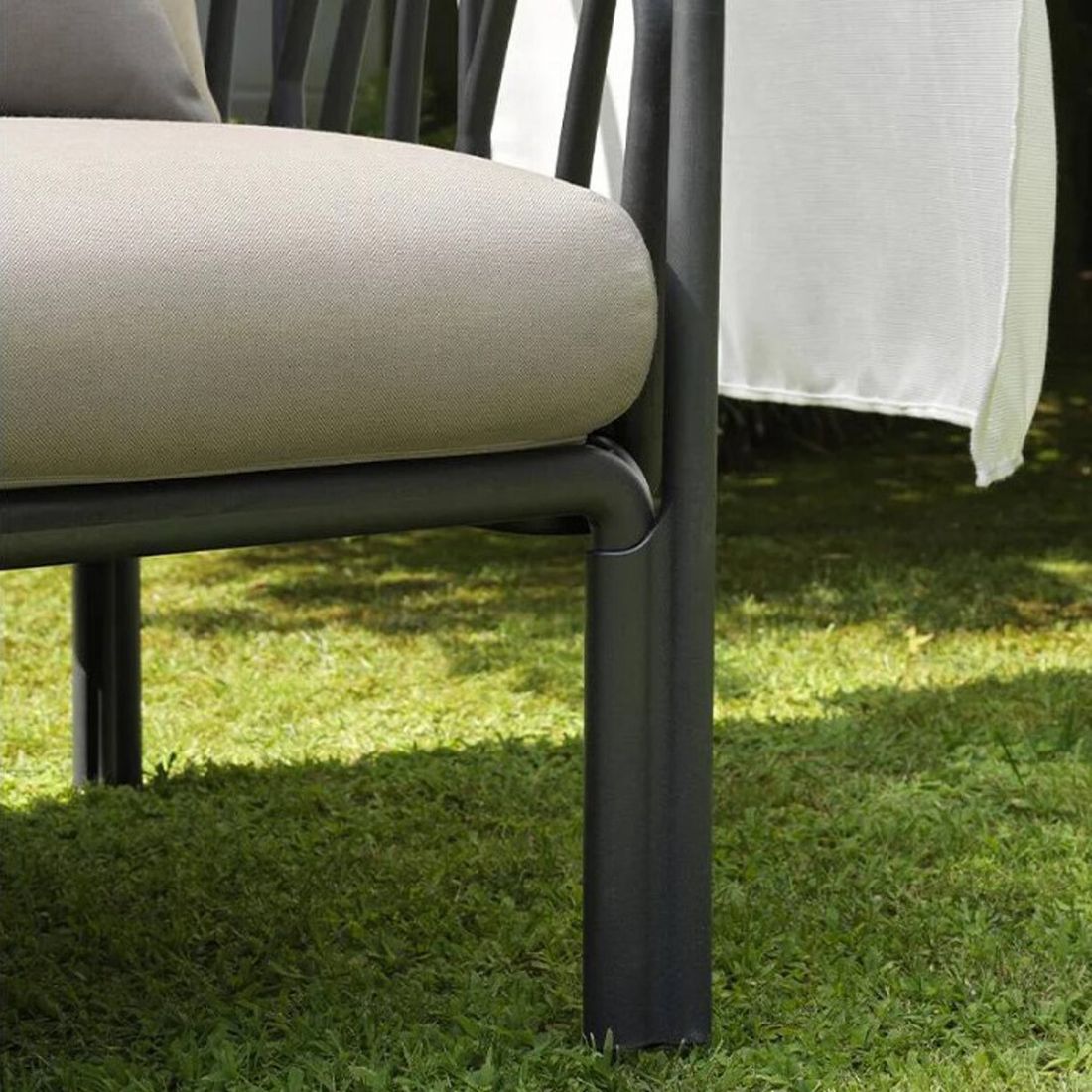 Hagesofa Komodo med solskjerm plast/Sunbrella på terrasse