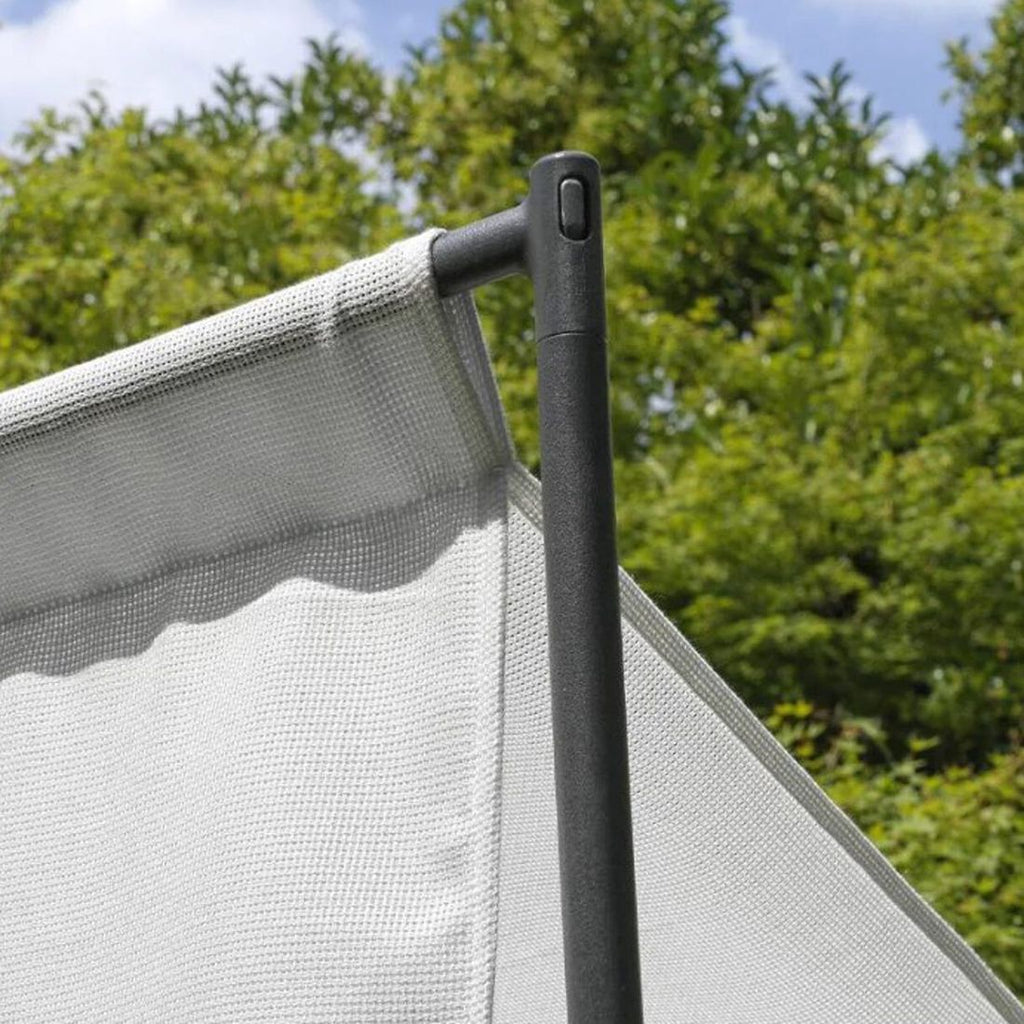 Detalj av bordplate i plast på Hagesofa Komodo med solskjerm plast/Sunbrella