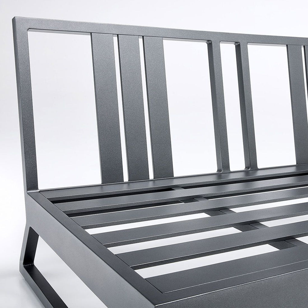 Hagesofa Ocean Skid Platform aluminium 135 cm antrasitt i moderne hagemiljø