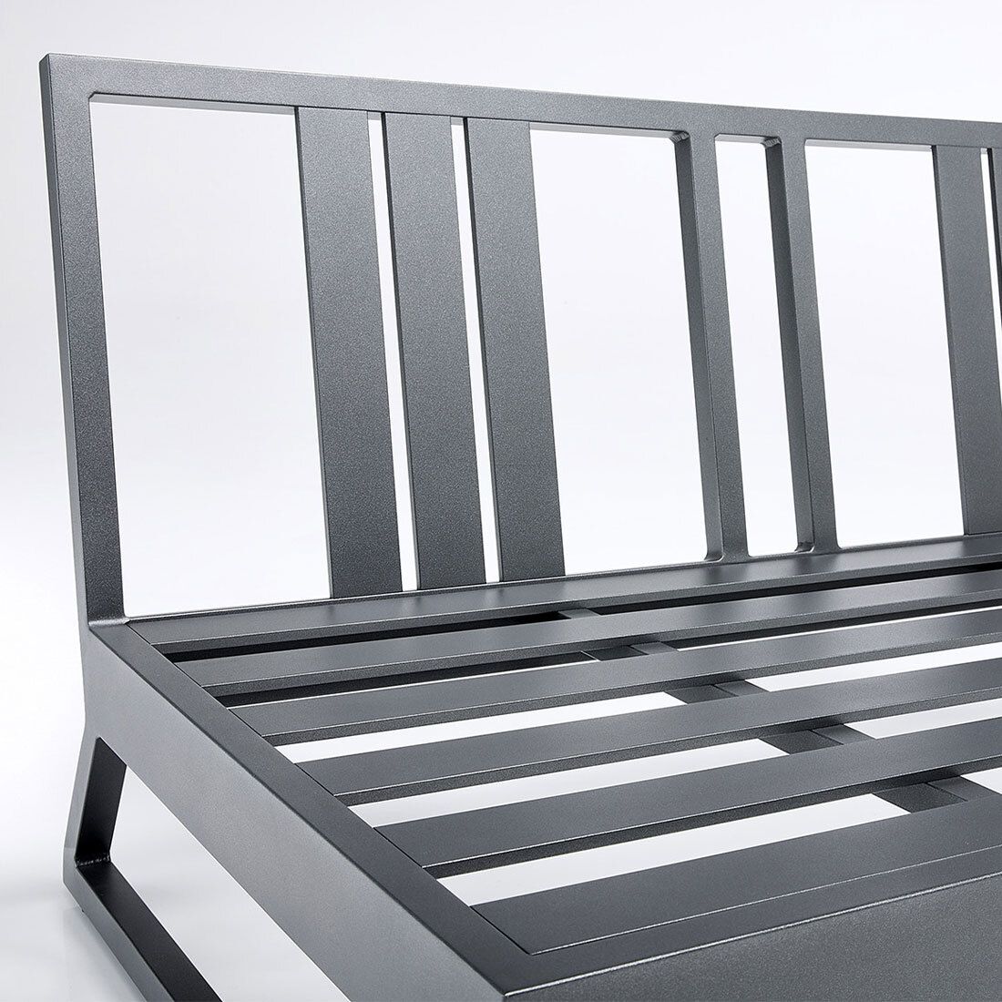 Hagesofa Ocean Skid Platform aluminium 135 cm antrasitt i moderne hagemiljø