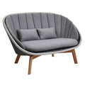 Hagesofa Peacock resirkulert teak og flettverk 151 cm fra Cane-Line, sett forfra