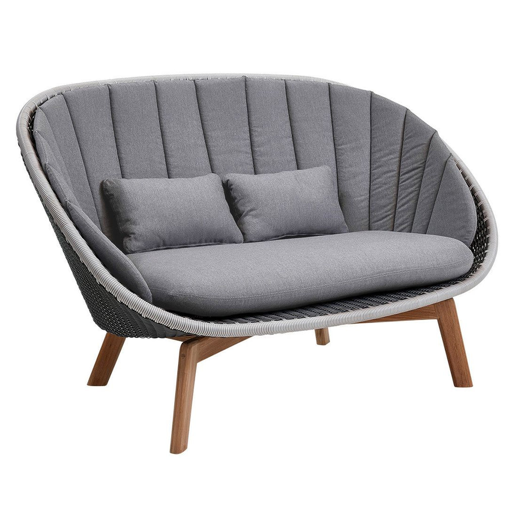 Hagesofa Peacock resirkulert teak og flettverk 151 cm fra Cane-Line, sett forfra
