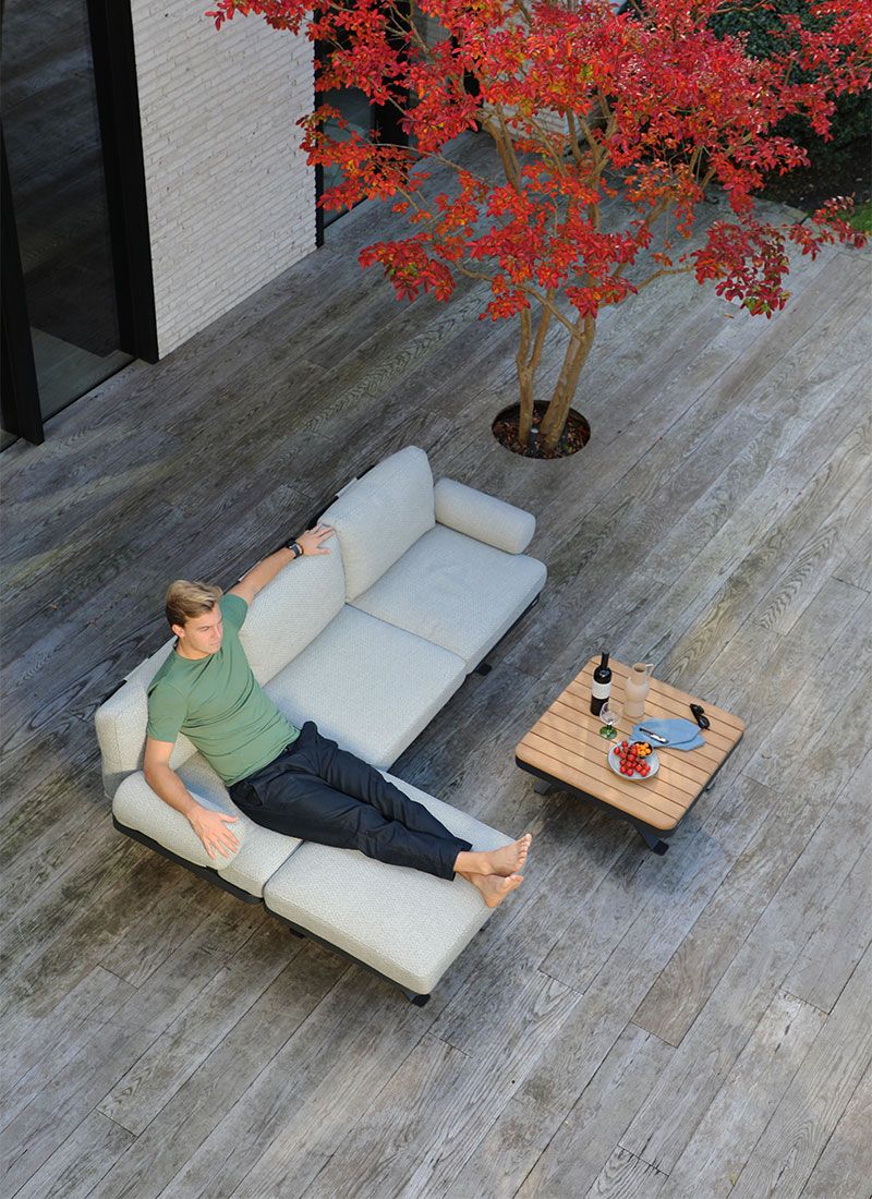 Montert Hagesofa Sky Lounge aluminium olefin 207 cm på terrasse