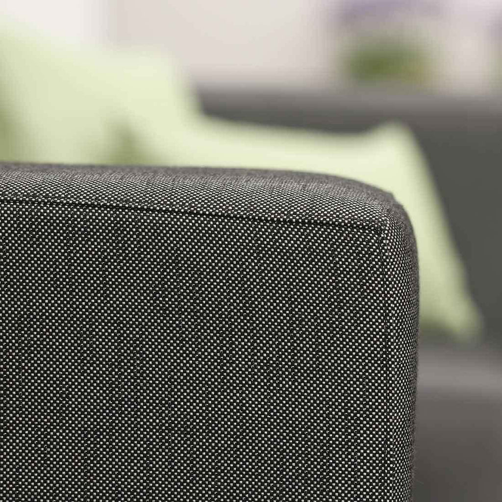 Nærbilde av aluminiumsramme på Hagesofa Taavi aluminium/Sunbrella 203x99 cm