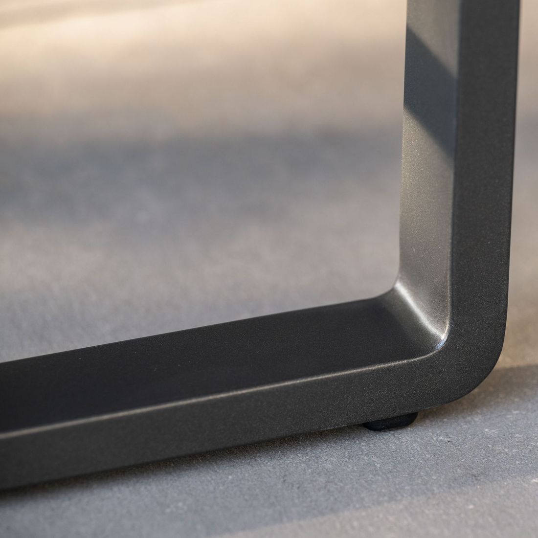 Detalj av aluminiumsramme på Hagesofa Tammo aluminium/tau 180 cm Stern