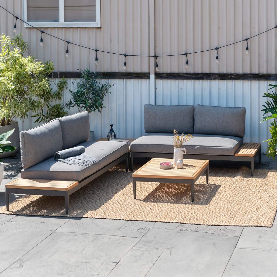 Hagesofa Topaz aluminium teak olefin 168 cm i moderne hagemiljø