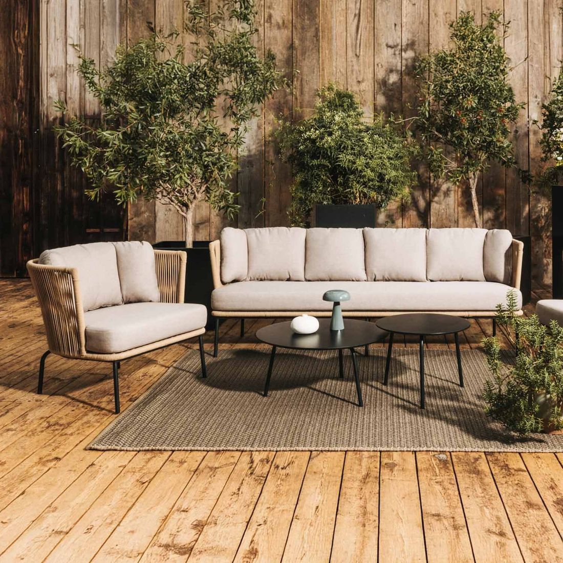Oversiktsbilde av Hagesofa Touch stål tau polyester på terrasse