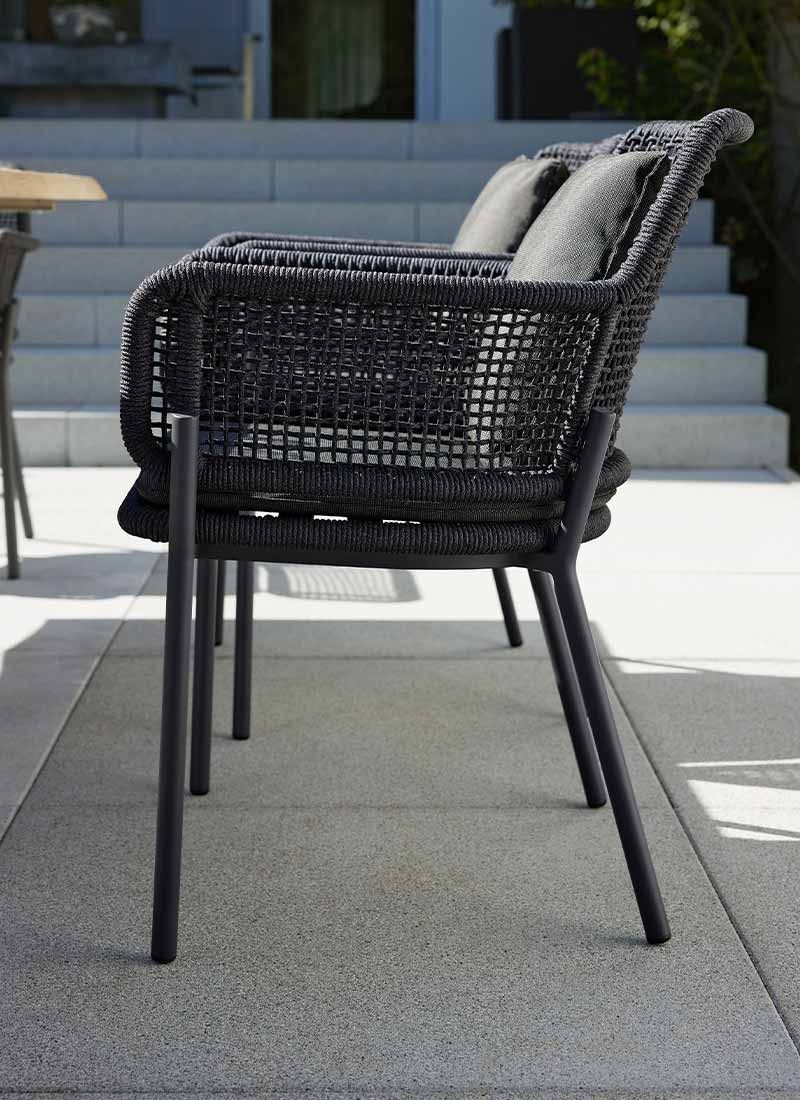 Montert Hagestol med armlener 7002 aluminium tau olefin på terrasse