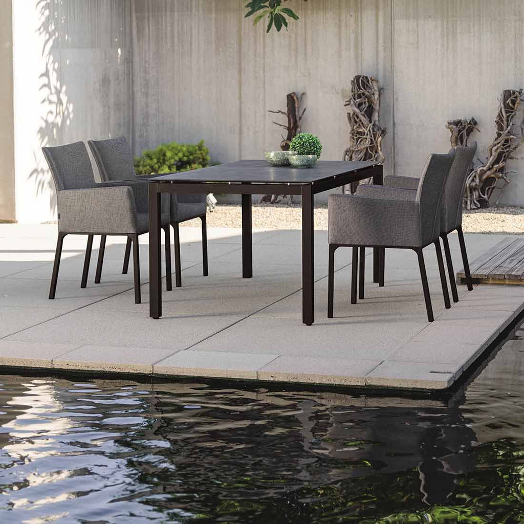 Hagestol med armlener Artus aluminium/utestoff sett fra siden
