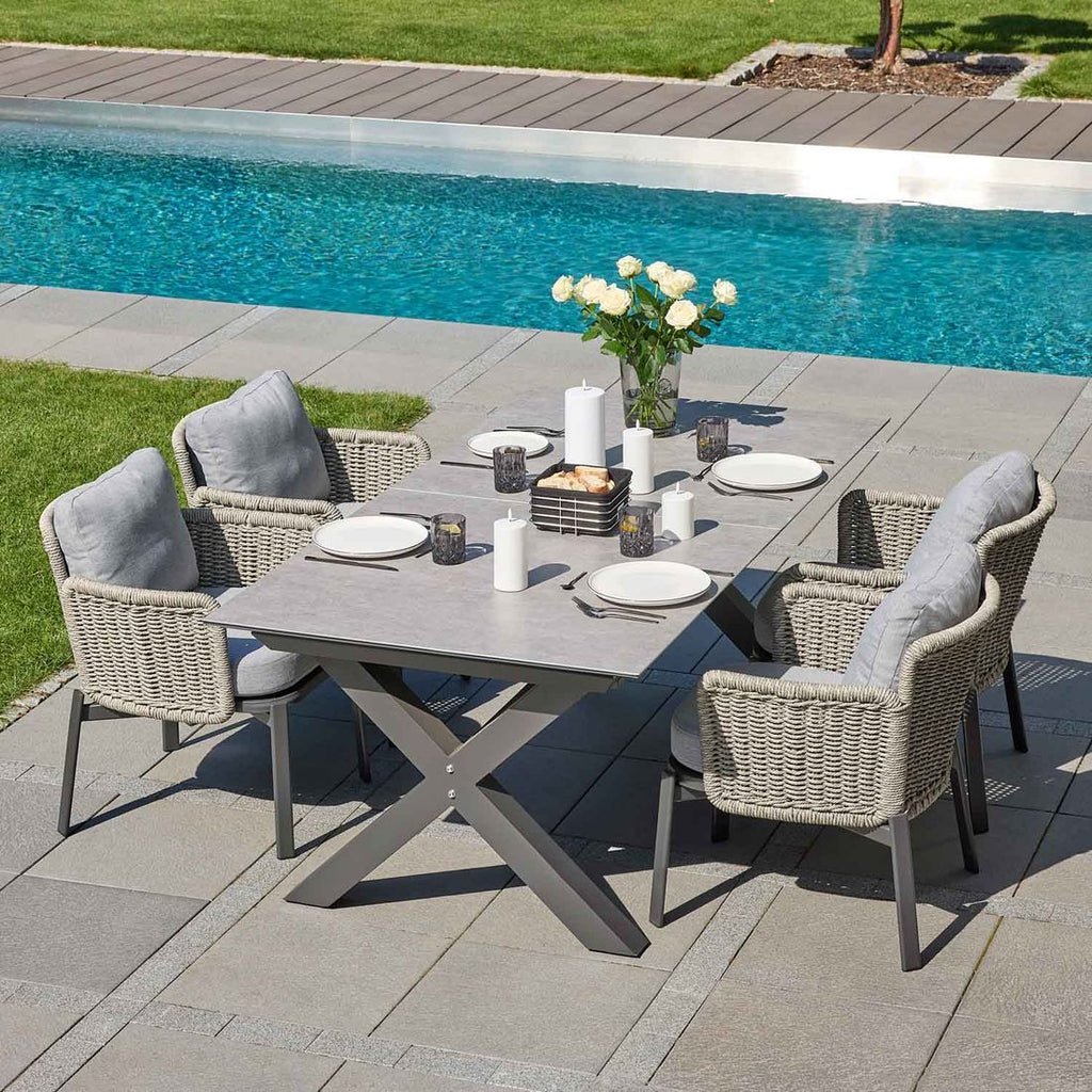 Hagestol med armlener Bari II aluminium og tau med puter på terrasse