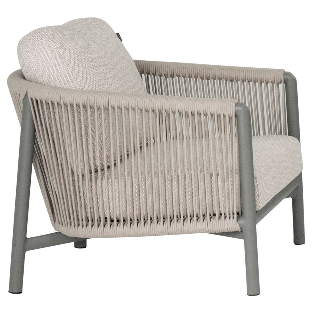 Hagestol med armlener Bora Bora aluminium med puter montert i hage